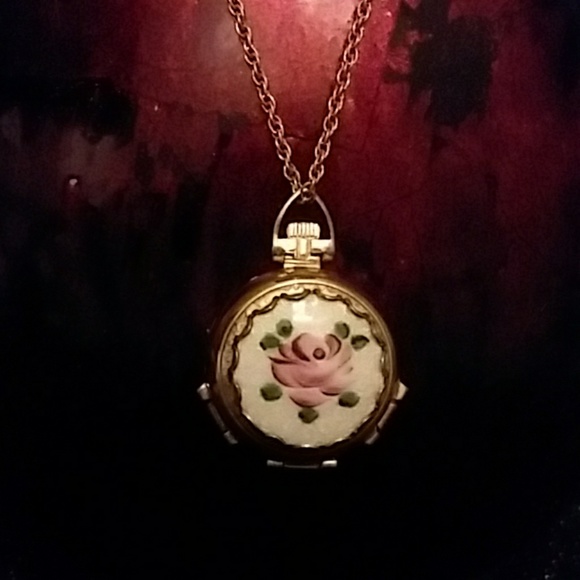 Jewelry - 4 Picture Locket.